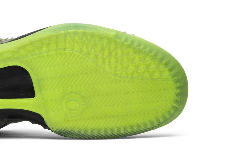 kobe-8-system-ss-christmas-639522-001_04