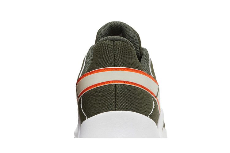Кроссовки Nike Legend Essential 2 'Cargo Khaki Safety Orange'