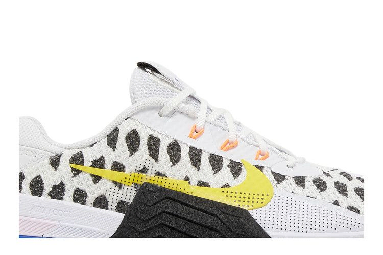 wmns-metcon-7-polka-white-yellow-strike-dj4312-074_01