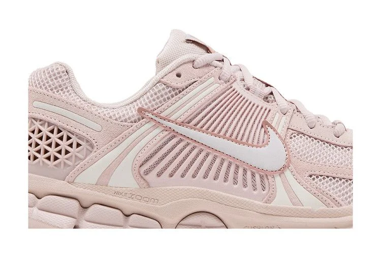 Кроссовки Nike Wmns Zoom Vomero 5 'Silt Red/Red Stardust/Vast Grey'