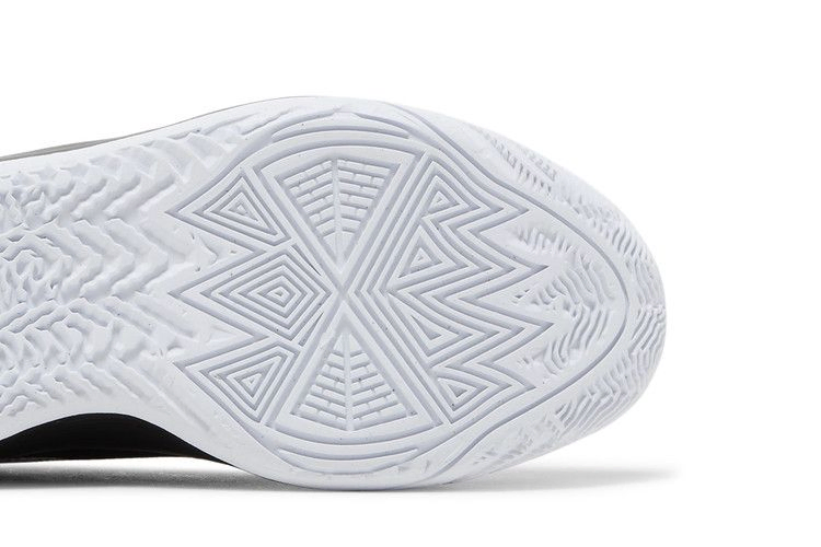 kyrie-flytrap-6-gs-black-white-dq8094-009_04