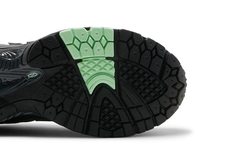 Кроссовки New Balance 2002R 'Black Powder Green'
