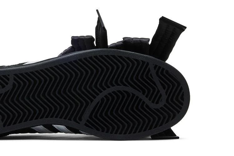 Krossovki-Caroline-Hu-x-adidas-Wmns-Superstar-Black-White-4