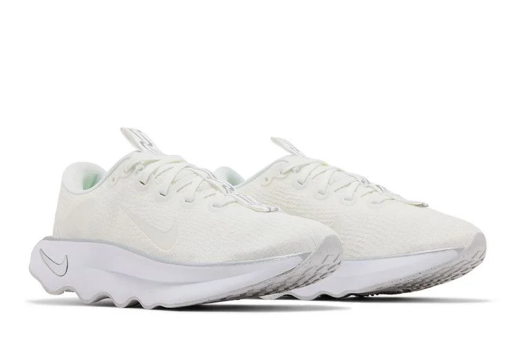 Krossovki-Nike-Wmns-Motiva-Summit-White-Metallic-Silver-7