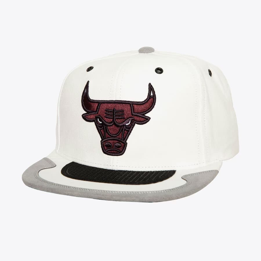 Бейсболка Mitchell & Ness White Gray Chicago Bulls Day 4 Snapback Hat