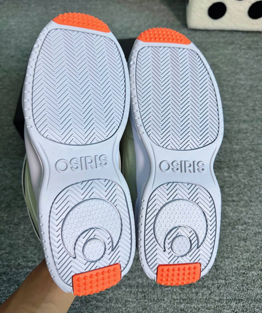 Osiris-Graff-Grey-Orange-Art-3