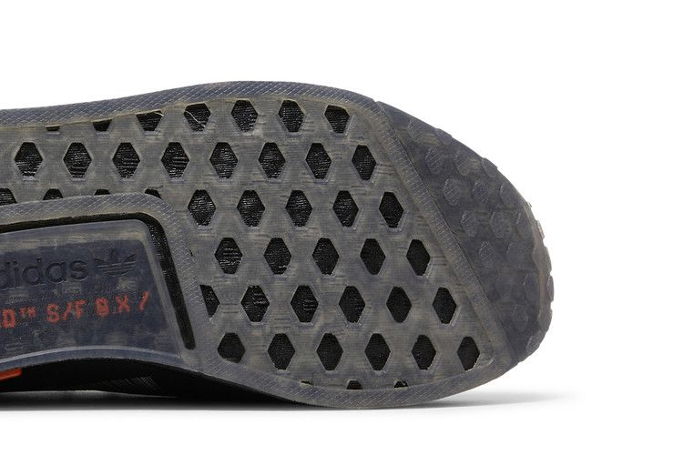 nmd_r1-spectoo-black-team-solar-orange-gz9264_04