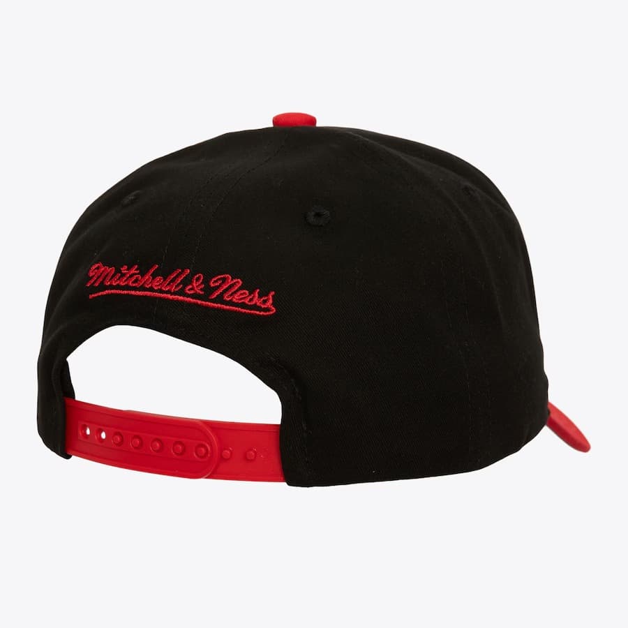 Бейсболка Mitchell & Ness Black Chicago Bulls Eldy Script Snapback Hat