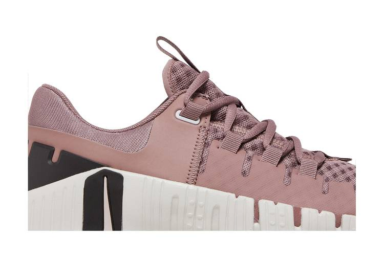 Кроссовки Nike Wmns Free Metcon 5 'Smokey Mauve'