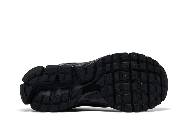 Krossovki-Nike-Wmns-Air-Zoom-Vomero-5-Black-Metallic-Silver-3