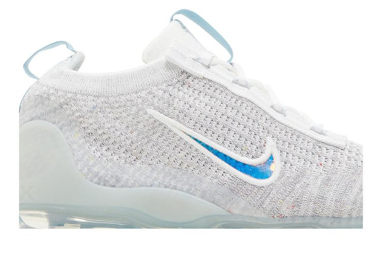 air-vapormax-2021-flyknit-gs-mismatched-swoosh-white-aura-db1550-102_01
