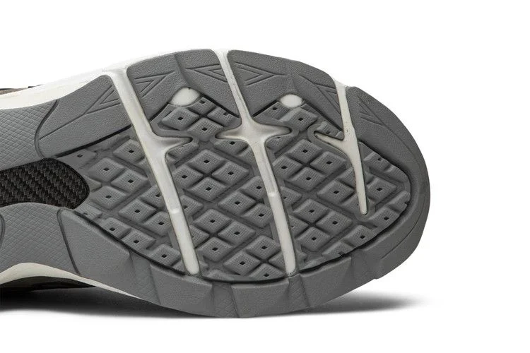 Krossovki-JJJJound-x-New-Balance-990v3-Made-In-USA-Urban-Grey-4