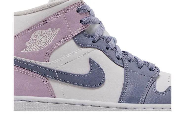 Кроссовки Wmns Air Jordan 1 Mid 'Indigo Haze Doll'