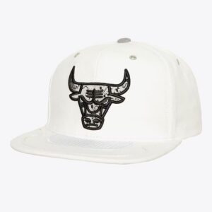 Mitchell-Ness-White-White-Chicago-Bulls-Day-4-Snapback-Hat-300x300