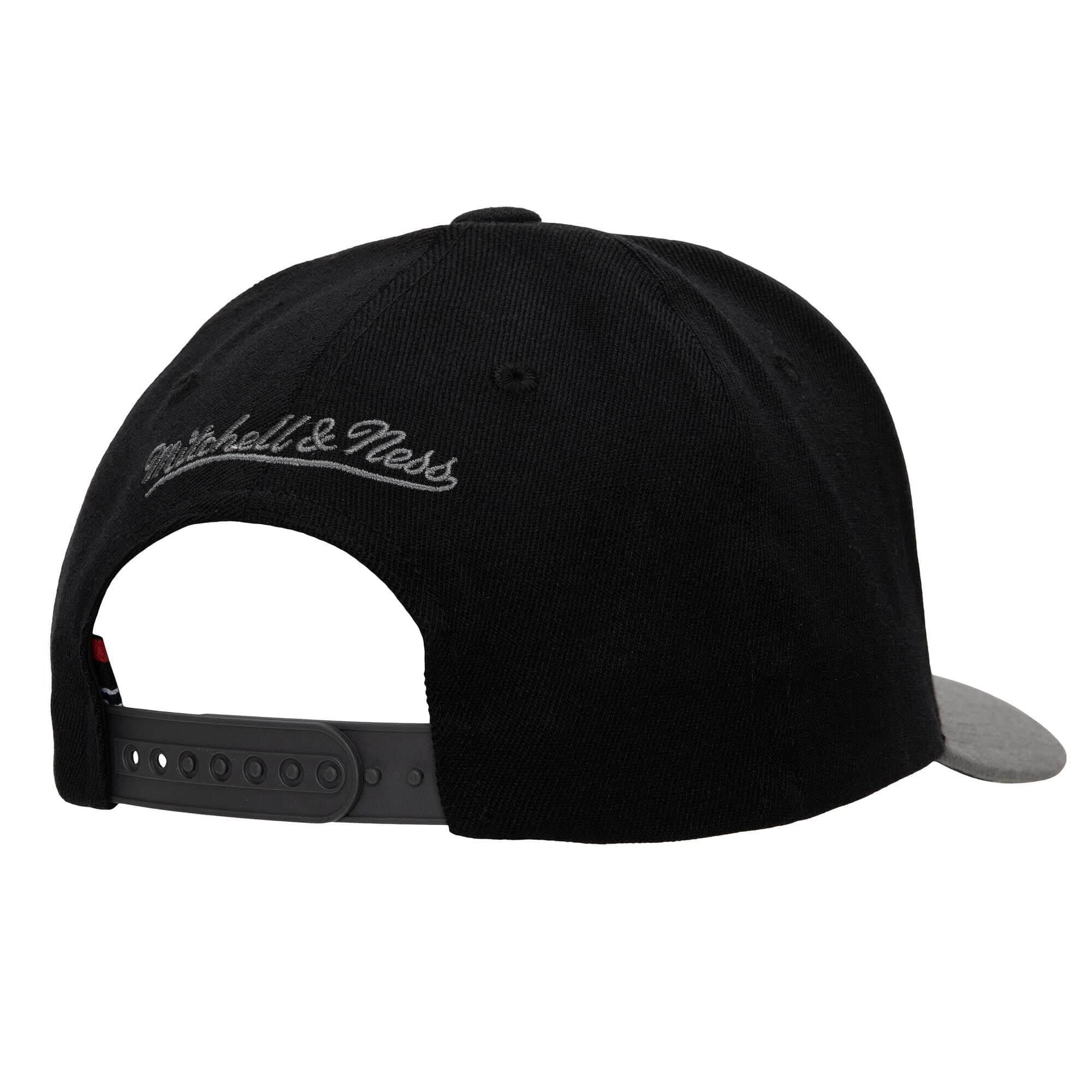 Бейсболка Mitchell & Ness 8 Bit XL Classic Red Brooklyn Nets Hat