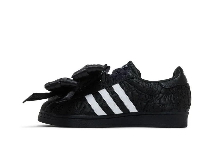 Krossovki-Caroline-Hu-x-adidas-Wmns-Superstar-Black-White-2