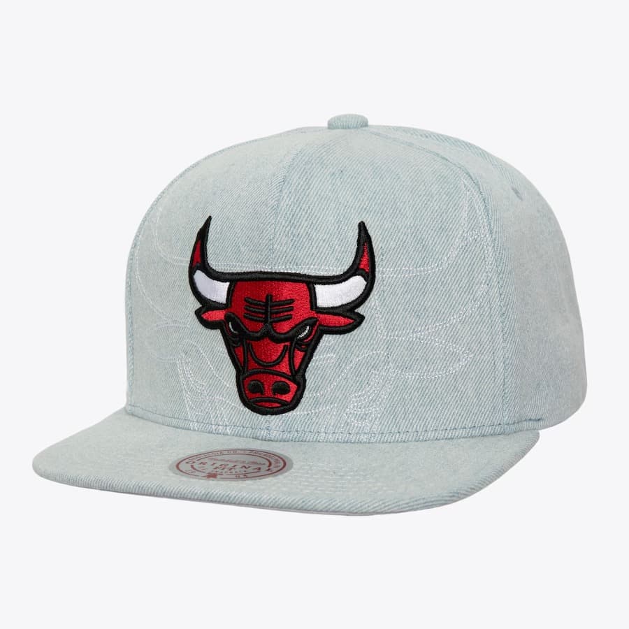 Бейсболка Mitchell & Ness Light Blue Chicago Bulls Denim Stitcher Snapback Hat