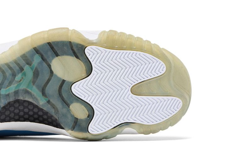 air-jordan-11-retro-pantone-689479-405_04