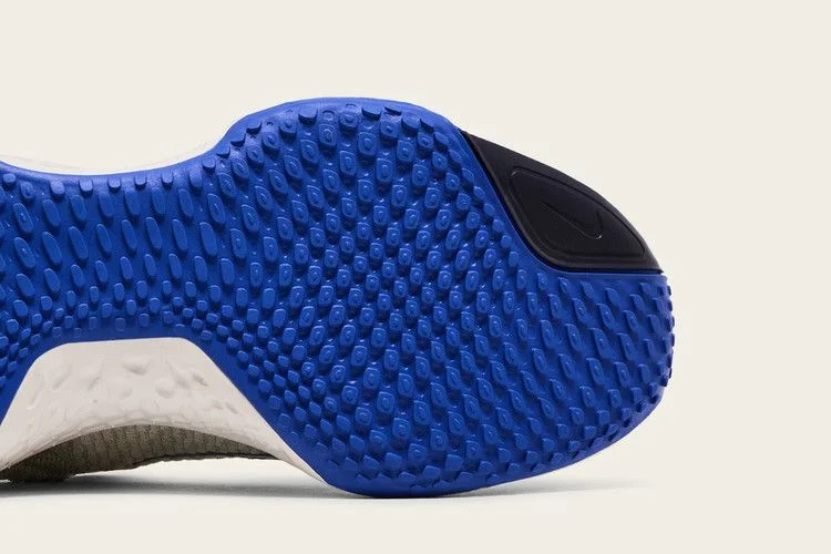 Krossovki-Nike-Wmns-ZoomX-Invincible-Run-Flyknit-2-Mismatch-4