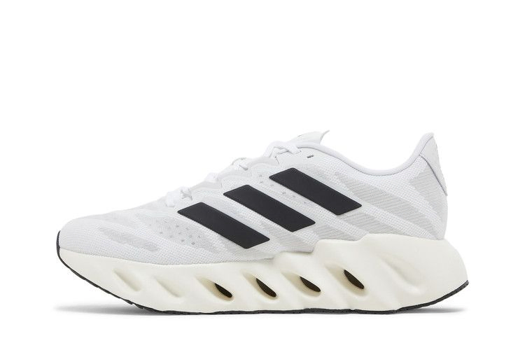 switch-fwd-white-black-id1781_02