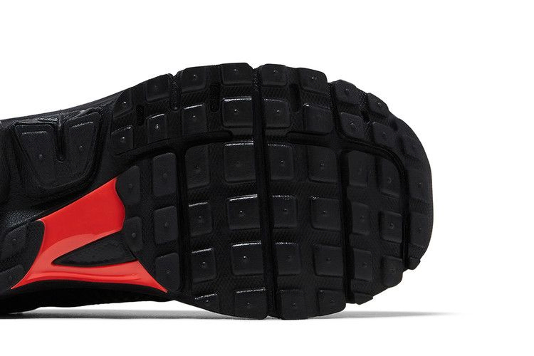 air-zoom-vomero-5-black-metallic-university-red-hv2527-002_04