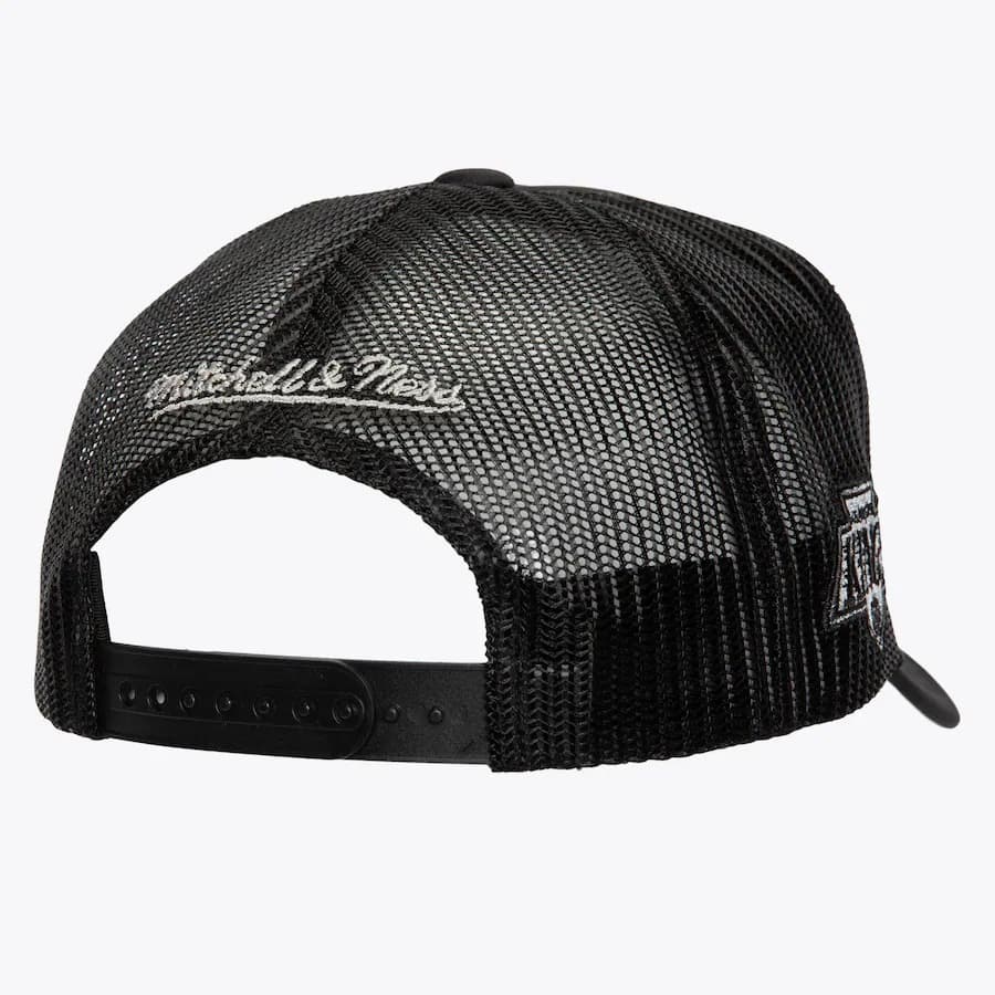 Бейсболка Mitchell & Ness Black Los Angeles Kings Vintage Script Trucker Adjustable Hat