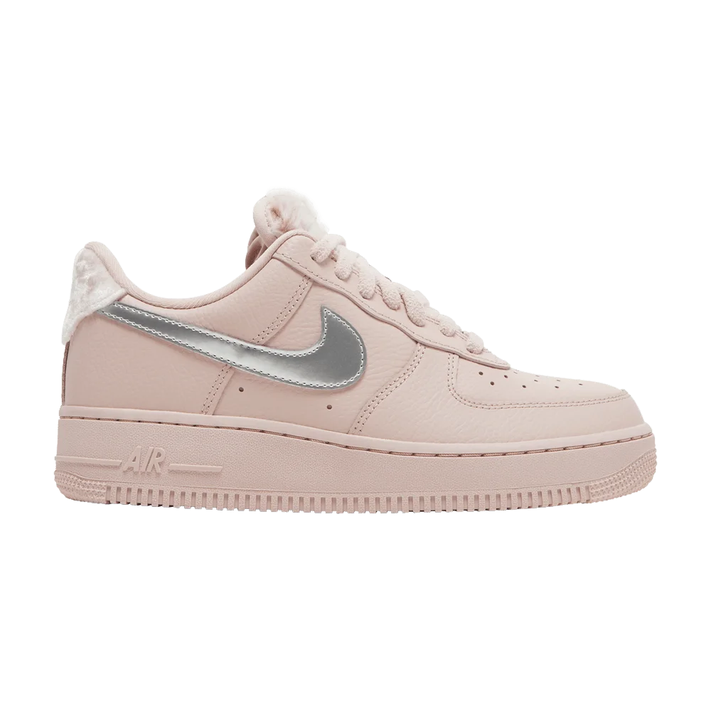Krossovki-Nike-Wmns-Air-Force-1-07-Faux-Sherpa-Fur
