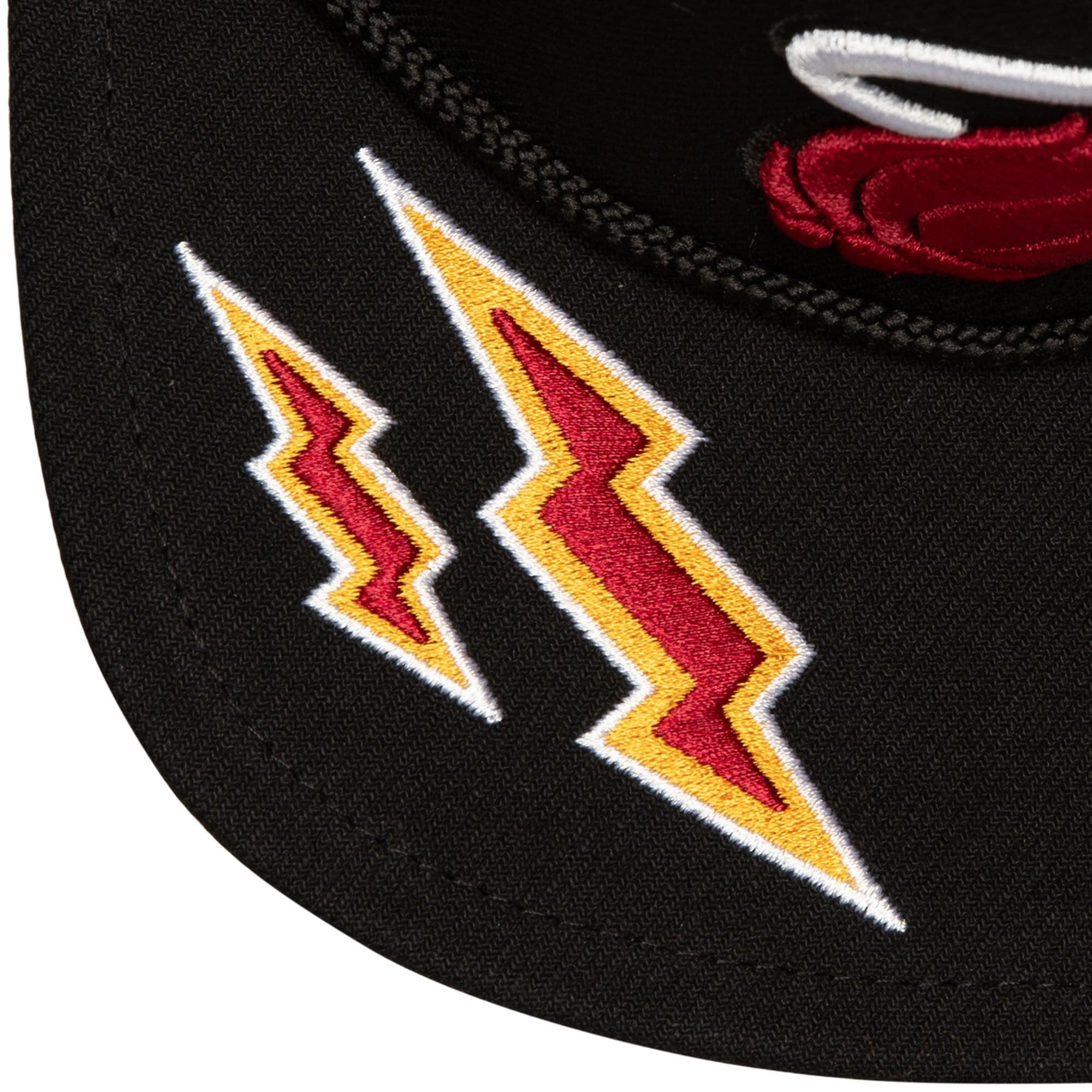 Бейсболка Mitchell & Ness Recharge Trucker Miami Heat Hat