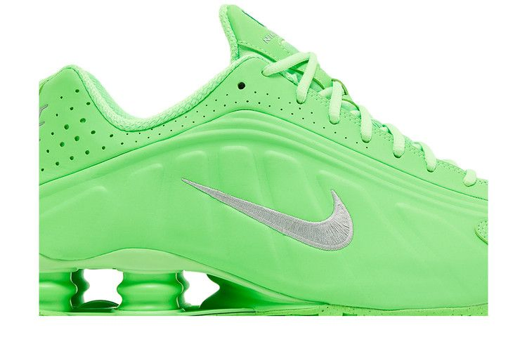 wmns-shox-r4-green-strike-hv0839-398_01