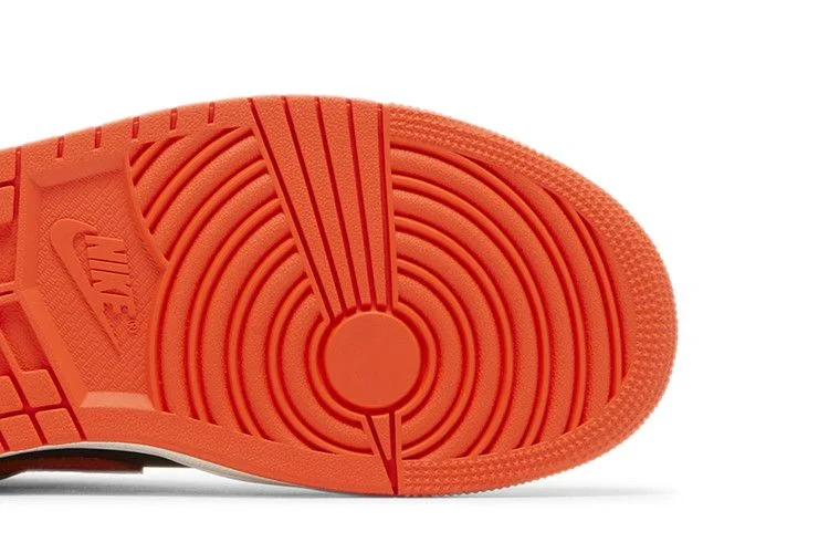 Кроссовки Wmns Air Jordan 1 Mid SE 'Rush Orange'