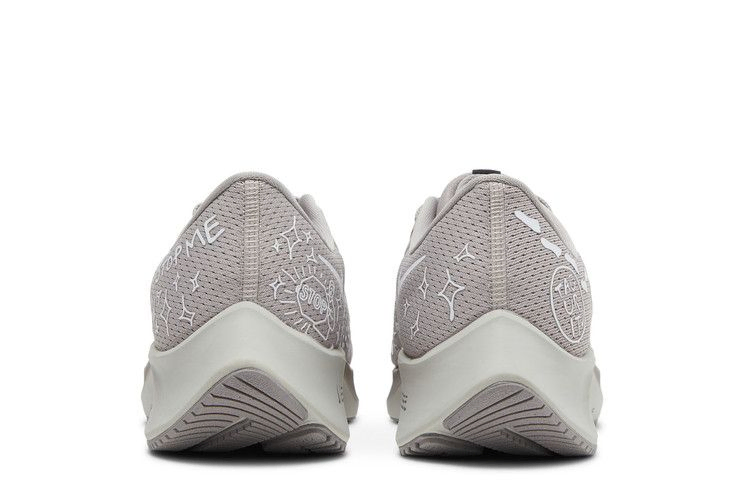 Кроссовки Nathan Bell x Nike Air Zoom Pegasus 38 A.I.R. 'Run To A Magical Place - College Grey'