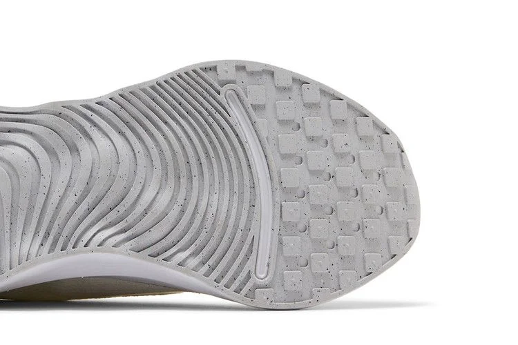 Krossovki-Nike-Wmns-Motiva-Summit-White-Metallic-Silver-4