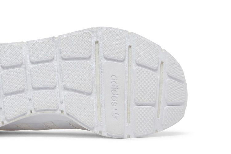 swift-run-x-triple-white-fy2117_04