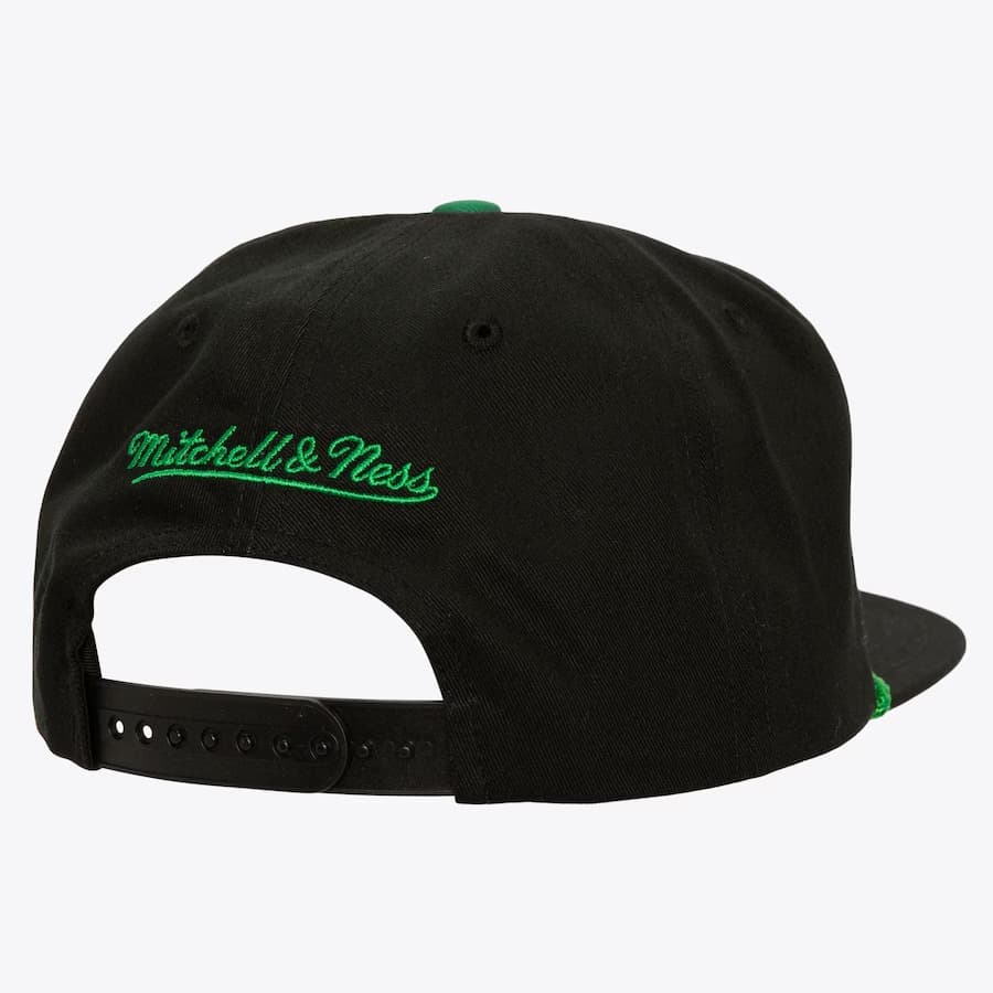 Бейсболка Mitchell & Ness Black Philadelphia Eagles Radiant Lines Deadstock Snapback Hat