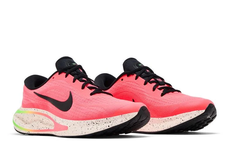 Krossovki-Nike-Wmns-Journey-Run-Hot-Punch-7