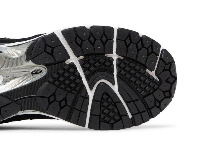 Кроссовки New Balance 2002R 'Black White Magnet'
