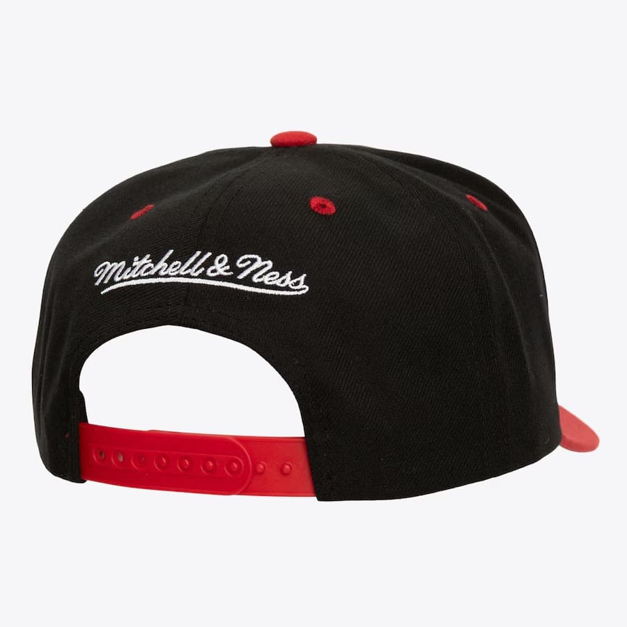 Бейсболка Mitchell & Ness Black Chicago Bulls Wavy Pro Crown Snapback Hat