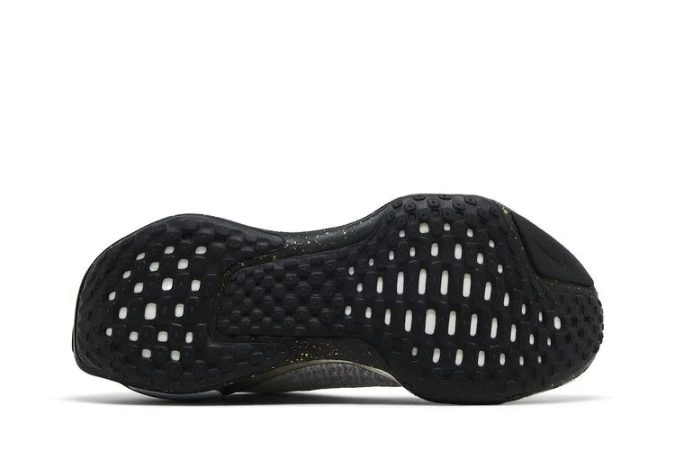 Кроссовки Nike ZoomX Invincible 3 'Light Smoke Grey Gold'