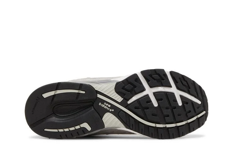 Krossovki-New-Balance-993-Made-in-USA-Grey-White-3