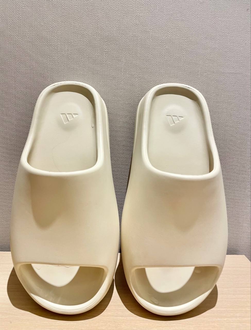 adidas-Yeezy-Slides-Bone-2022-3