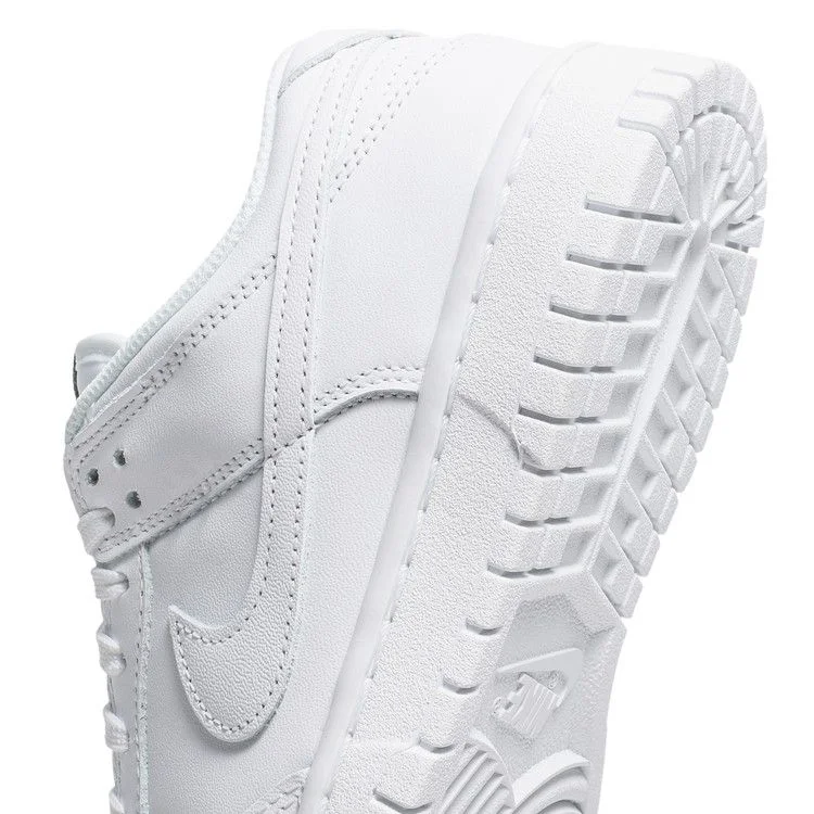 Krossovki-Nike-Wmns-Dunk-Low-Triple-White-8