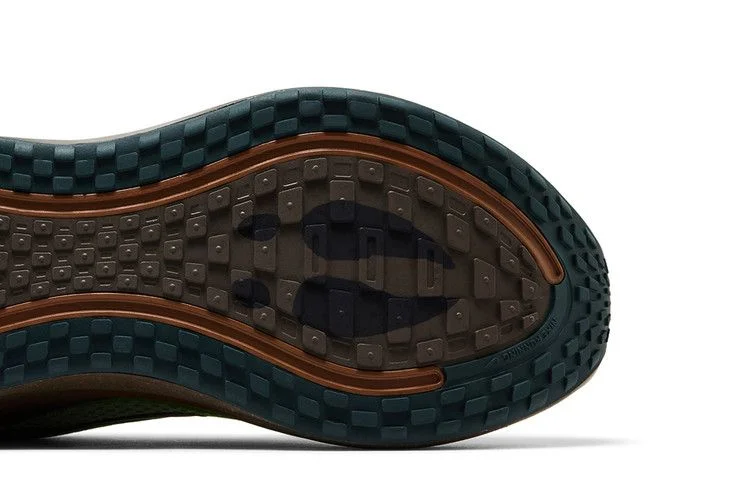 Krossovki-Nike-Wmns-Vomero-Plus-Doernbecher-2026-4