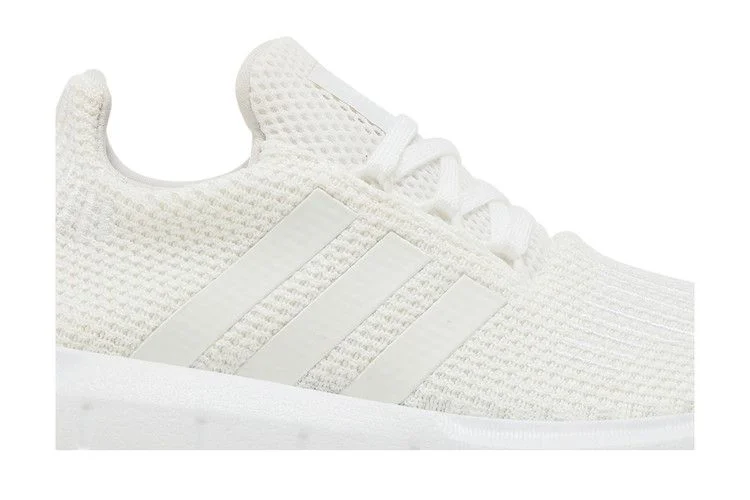 Krossovki-adidas-Swift-Run-Triple-White-1
