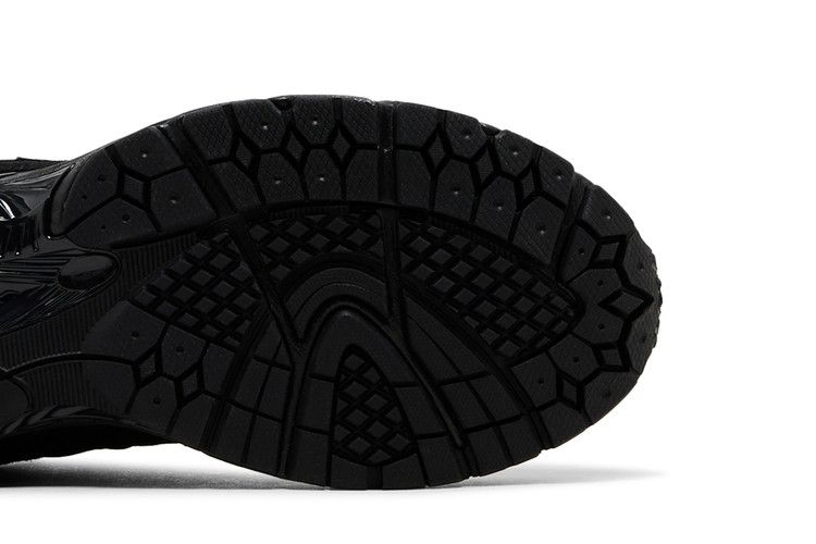 Кроссовки New Balance 2002R 'Black Cat'