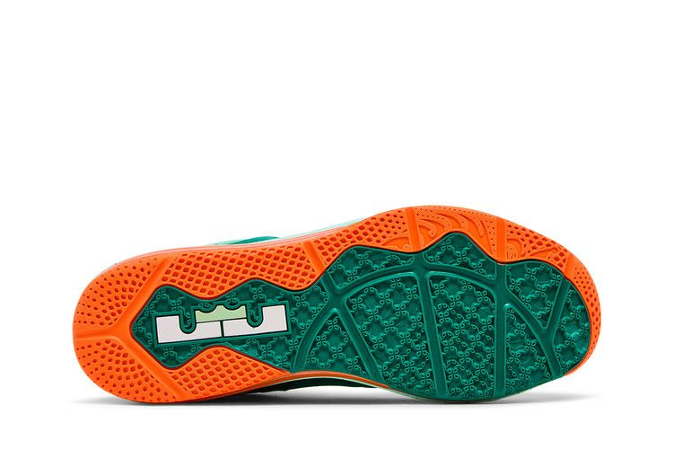 max-lebron-11-low-642849-313_03