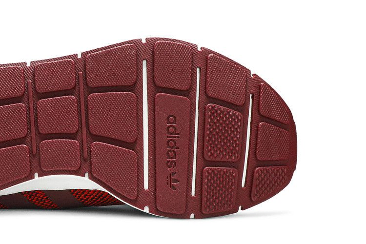 swift-run-red-cg4117_04