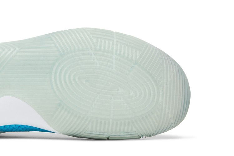 Кроссовки Nike Kyrie 2 'Christmas'