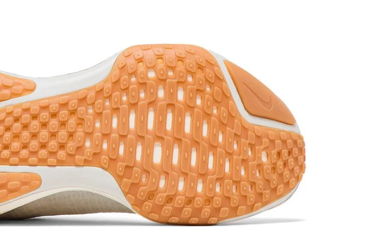 Кроссовки Nike Wmns ZoomX Invincible 3 'Light Bone Sail Gum'