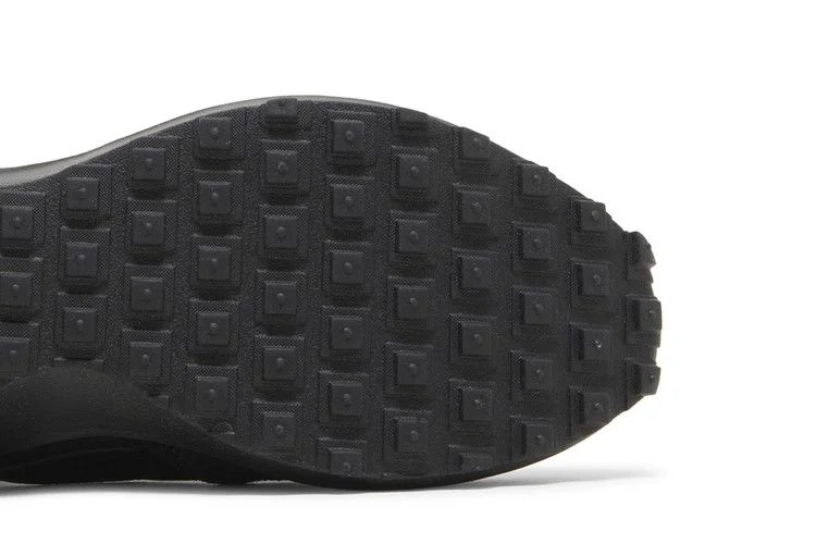 Krossovki-Nike-Wmns-Waffle-Debut-Triple-Black-4