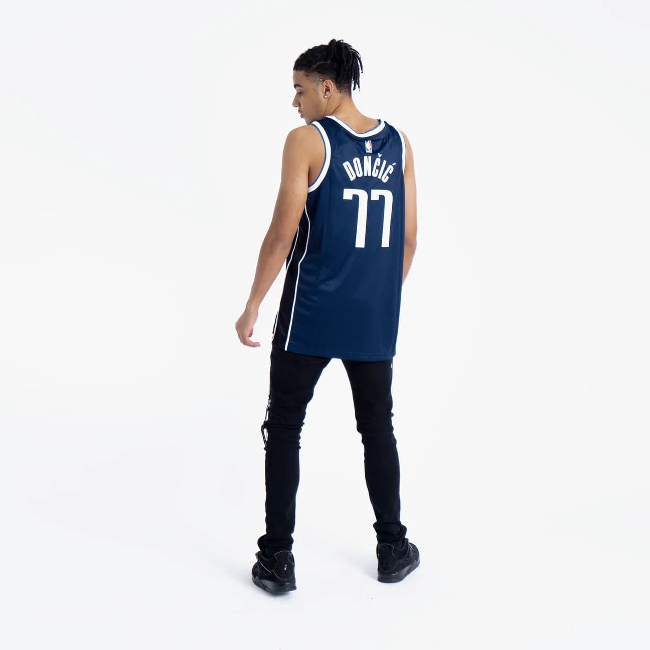 Баскетбольная джерси 2023-24 Dallas Mavericks Luka Dončić #77 Swingman Statement Edition Navy Jersey